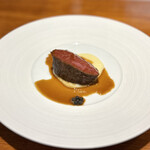 馳走西健一 - 岩国 沼本カットの牛もも 藁の香りをつけて