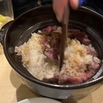 浅草 海月 - 牛肉の土鍋ご飯をかき混ぜますー！