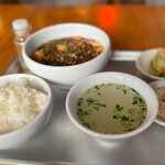 Ruroboi To Mabo Garu - ◯麻婆豆腐定食¥990
                      ランチメニューは、惣菜２種付き
                      スープ、ご飯はおかわり自由だそう。