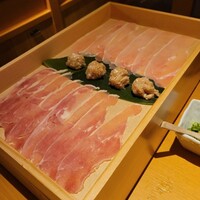 鶏料理 清水 - とりしゃぶのお肉 右 右が胸肉 左がもも肉 中は 団子