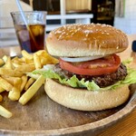 タコピザ アンド バーガーズ - クラシックバーガー(3点セット)@1350円  いやぁまいった！ハンバーガーはバランスこそ命だと思っているが、ココのはまさにそれ！全ての具材が協調し合い、ほんの僅かにパティを立てている！美味すぎる！