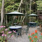 アルフォンソカフェ - さらに下にも川沿いのテラス席有り