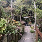 アルフォンソカフェ - 下へ降りると川を望むテラス席