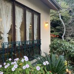 アルフォンソカフェ - 玄関横の窓