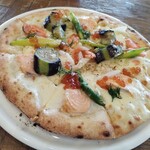 SHICHI NO CAFE & PIZZA - 季節限定サーモンとアスパラのモッツァレラチーズピザ