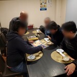 月うさぎ - 隣のテーブルメンバードリンクメニュー確認中。