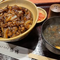 豚捨 KITTE丸の内店 - 牛丼（並）1550円 赤だしのお味噌汁つき。