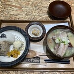 Miso Shiru O Tora - 大きめ野菜の満足豚汁（おにぎり2個の「満腹セット」）1,090円