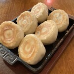 上海沸騰屋台 鶴亀酒家 - 鉄鍋餃子6個759円、ホワイト餃子的なビジュアル
