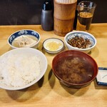 Takigen - ランチ定食のご飯、しじみ汁、お新香、温かい豆腐、小鉢(なめこおろし)
                2023年11月20日