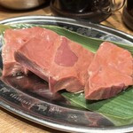 Yakiniku Horumon Koube Urashimaya - 新鮮和牛ハート　680円　分厚くて歯応えよくかなり新鮮です。他でもなかなか食べられない美味しいハート。