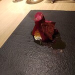 RISTORANTE IL NODO - 3年アマゴ、黄金イクラ、ビーツ、薔薇
