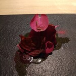 RISTORANTE IL NODO - 3年アマゴ、黄金イクラ、ビーツ、薔薇