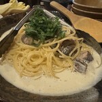 炭焼処こてつ - 地鶏のクリームパスタ 柚子胡椒と大葉