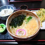 うどんマルコ - 2023年11月　かけうどんと春菊天とライス