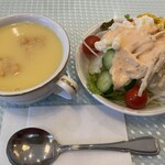 Cafe& Restaurant OASIS - ビュッフェ方式のスープとサラダ