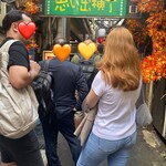 かめや 新宿店 - 新宿西口に思い出横丁にある『かめや』さん
                                
                                人気のお蕎麦屋さんであります。
                                
                                こちら天玉蕎麦発祥の店と言われておりますが
                                
                                最近は外国人観光客が並びます。