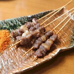Maruyasu Sakaba - ラム揚げ串(メニューではライム揚げ串)は5本セットで580円。串はやたらと長いが肉はめっちゃ小さい