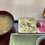 Yuasakou - 魚入りの味噌汁、スパゲッティサラダ、香の物