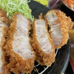 とんかつ 栄ちゃん - ライトサイド。脂身の潤いにやられた。旨すぎる