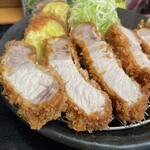 とんかつ 栄ちゃん - レフトサイド。赤身の潤いにやられた。旨すぎる