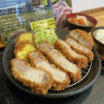 とんかつ 栄ちゃん - 断面自慢。どこをどう食べても美味しい。