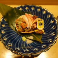 鮨 権左衛門 - こうばこ、馳走スタイル、わさび入りの羅臼昆布出しの土佐酢、足は湯がいて甲羅は蒸してと手の込んだ仕込み♪