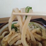 手打ち 山もとうどん - 太めでモチモチの麺。