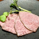 焼肉 龍華園 - 鹿児島黒牛の燻製ローストビーフ