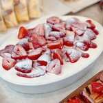 Grand ma - 苺のスコップショートケーキ＠植物性クリームっぽく感じましたがクリーム欲に満ちる。苺が大粒