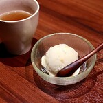 焼肉 龍華園 - お茶とゆずシャーベット