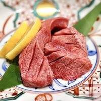 焼肉 龍華園 - 特選厚切り黒生タン