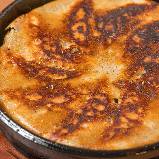 【Recommendation! ] Iron pot Gyoza / Dumpling with an addictive aftertaste of white pepper