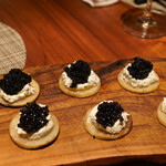 グルマンディーズ - クリームチーズ、キャビアのブリニ
