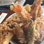 224989383 - 天丼ハは丼が見えないくらいの迫力。¥3,100こちらは旬のお魚春子鯛とヒラメ。ヒラメもふっくら白身で美味しい。穴子も30センチ弱程身がしっかりしている。