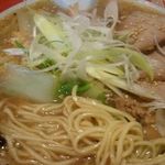 いせのじょう - 白菜辛口ラーメン、麺アップ
