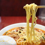 順順餃子房 - 四川ラーメンの麺