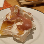 NOVUS - お通しの柿とクリームチーズと生ハム