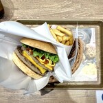 フレッシュネスバーガー - クラシックWWバーガーとフレンチ フライドポテトR