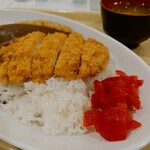 食堂 けやき - けやきのカツカレー、600円。