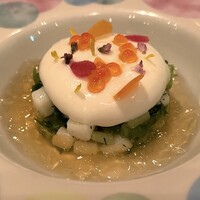 モナリザ 丸の内店 - アオリイカとうるいのマリネと新玉ねぎのエスプーマエピス風味のリンゴのジュレと共に