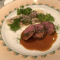 モナリザ 丸の内店 - フランス　ロゼール産仔羊モモ肉のグリエ　肩肉のラグーとプチポワフランセーズを添えて