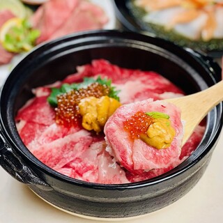 黑毛和牛&海膽&鮭魚子的奢華砂鍋飯附3小時無限暢飲5500日元