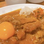 カレー専門店 白銀亭  - 【2023年10月】とんかつカレー＠950円、生卵50円、合計1,000円、アップ。