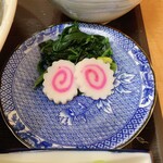 正太郎うどん - 別皿の鳴門巻きとほうれん草