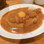 カレー専門店 白銀亭  - 【2023年10月】とんかつカレー＠950円、生卵50円、合計1,000円、提供時。