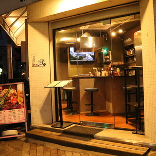 【白天和晚上营业!】从冈山站步行约5分钟，位于西川沿岸的街面店。