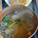 青木屋 - お味噌汁はわかめ、煮物優しい味