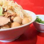 ラーメン二郎 - ラーメン少なめ＋ニンニク少し＋青ネギうずら