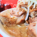 ラーメン二郎 - 豚の厚み